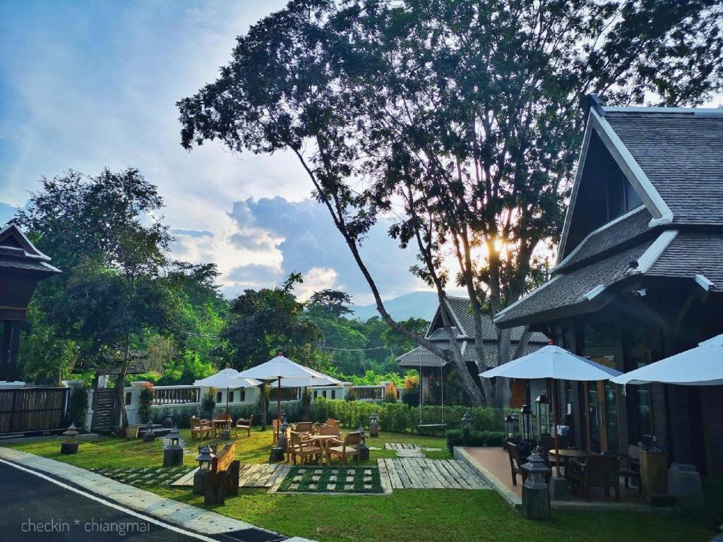 Hotel Ruean Racha à Chiang Mai Extérieur photo