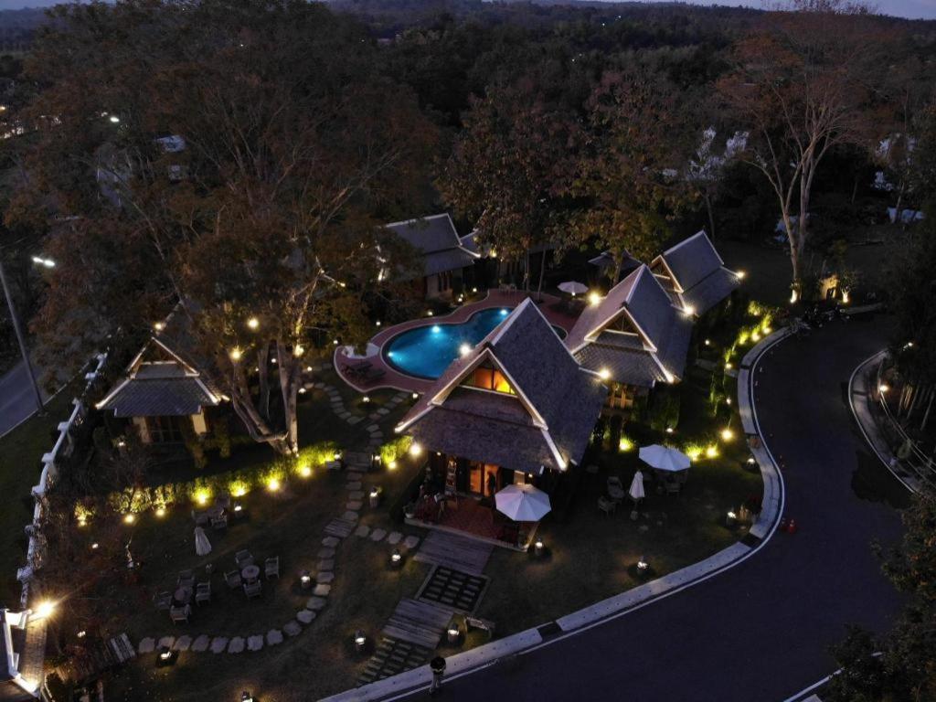 Hotel Ruean Racha à Chiang Mai Extérieur photo