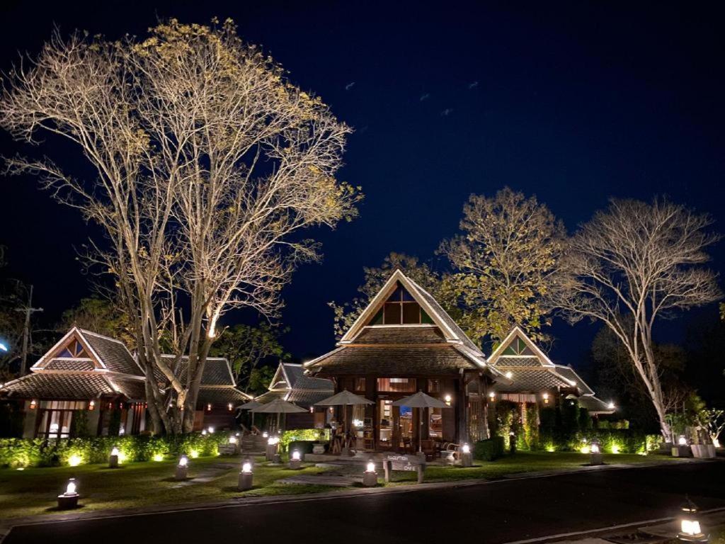 Hotel Ruean Racha à Chiang Mai Extérieur photo