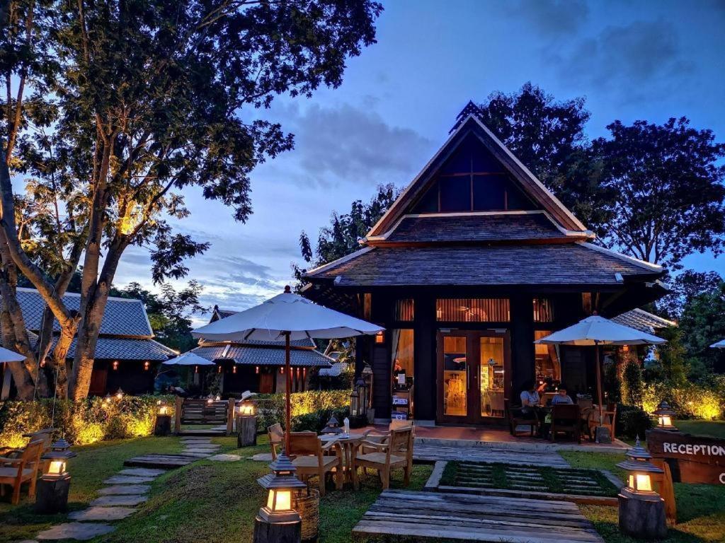 Hotel Ruean Racha à Chiang Mai Extérieur photo