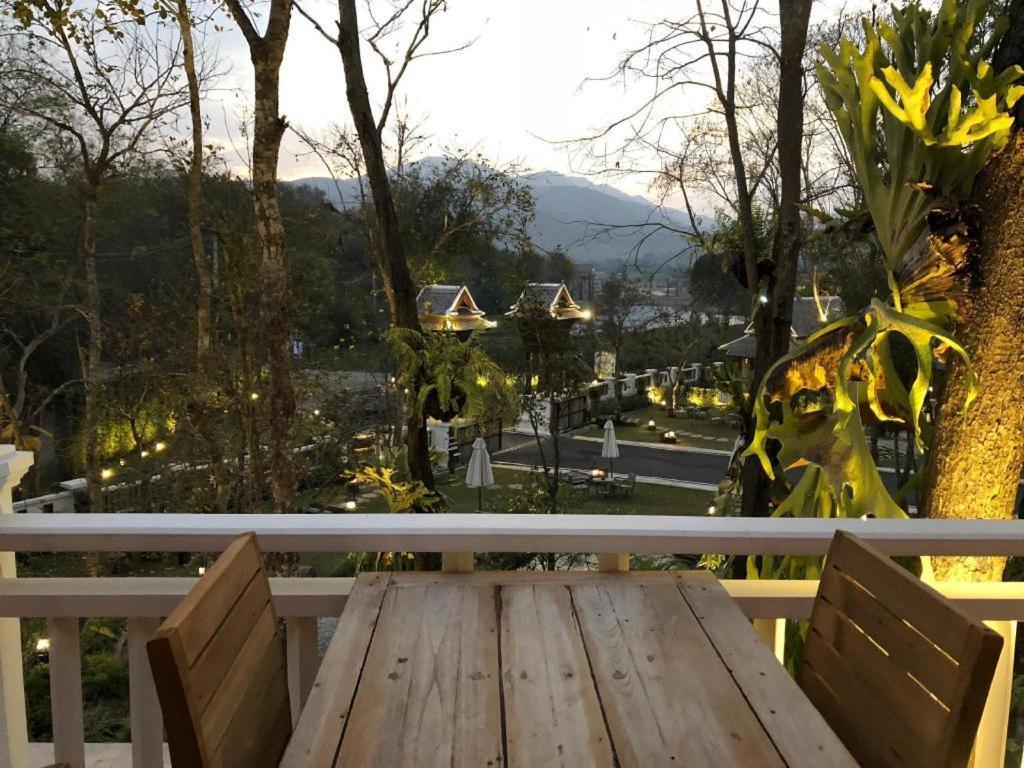 Hotel Ruean Racha à Chiang Mai Extérieur photo