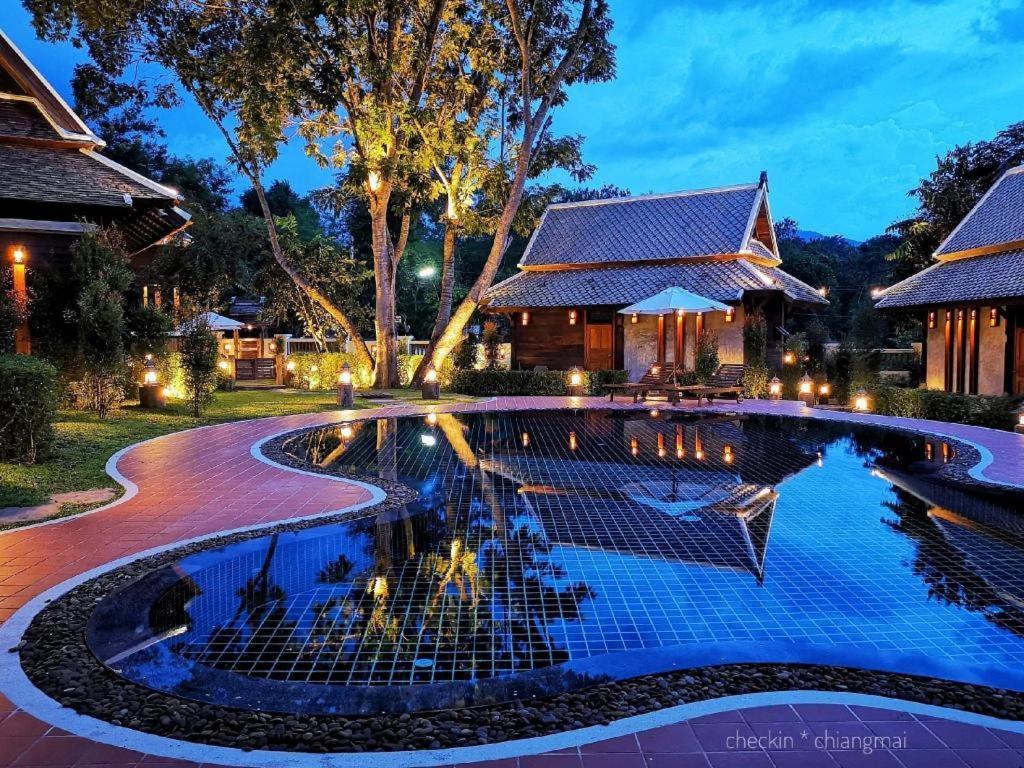 Hotel Ruean Racha à Chiang Mai Extérieur photo