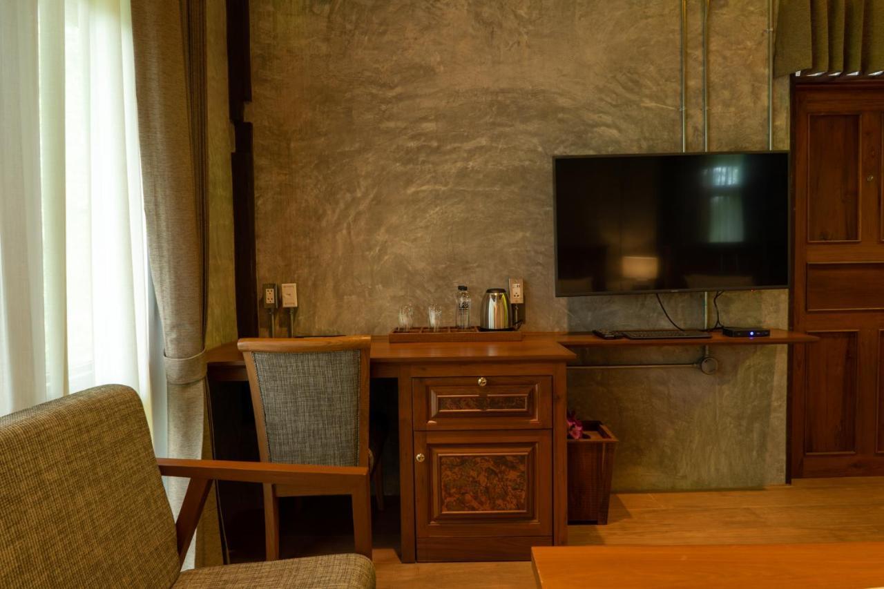 Hotel Ruean Racha à Chiang Mai Extérieur photo