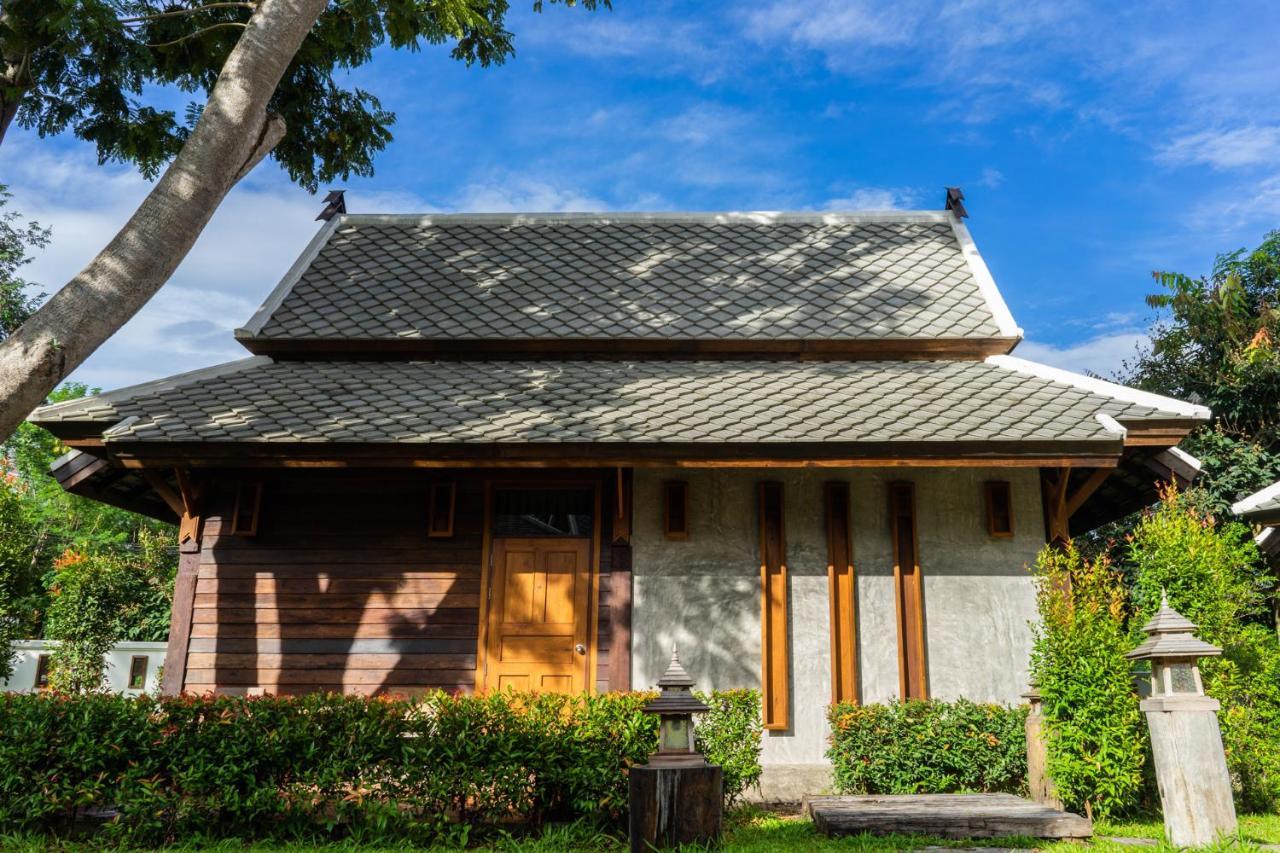 Hotel Ruean Racha à Chiang Mai Extérieur photo